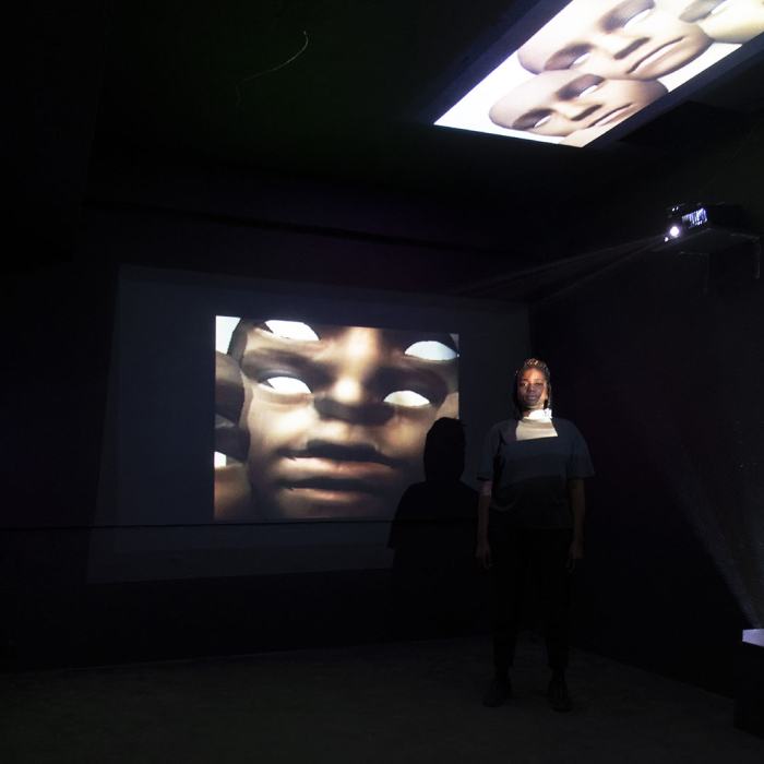 Dona Cetoute (Master)
POSSESS-ME?, Installation vidéo à 3 canaux avec son, boucle, 2020
Dona Cetoute est actuellement basée à Lausanne, en Suisse. Dans son travail, elle traite du vaudou et des phénomènes de possession. Dona Cetoute (Master)
POSSESS-ME?, Installation vidéo à 3 canaux avec son, boucle, 2020
Dona Cetoute est actuellement basée à Lausanne, en Suisse. Dans son travail, elle traite du vaudou et des phénomènes de possession.