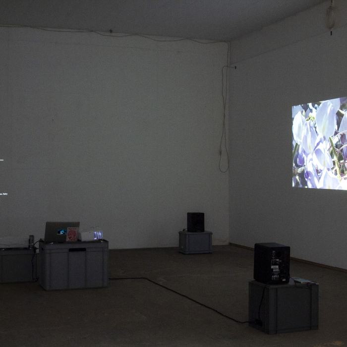 Emanuelle Kläfiger (Master)
Elle aura entendu, She will have heard, 2 canaux de vidéo et 2 canaux de son, Installation avec 4 caissons, 1 ordinateur et 2 Smartphones, boucle asynchrone de 8', 2020
Emanuelle Kläfiger est actuellement basée entre Lausanne et Leysin. Dans ses installations multimédia, elle s'intéresse à la vulnérabilité et à la fragilité comme valeur de force. Emanuelle Kläfiger (Master)
Elle aura entendu, She will have heard, 2 canaux de vidéo et 2 canaux de son, Installation avec 4 caissons, 1 ordinateur et 2 Smartphones, boucle asynchrone de 8', 2020
Emanuelle Kläfiger est actuellement basée entre Lausanne et Leysin. Dans ses installations multimédia, elle s'intéresse à la vulnérabilité et à la fragilité comme valeur de force.