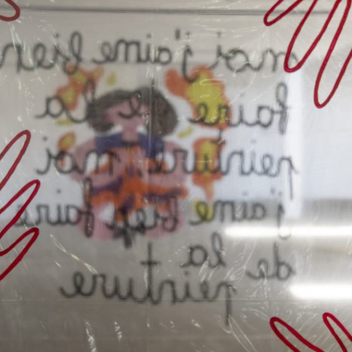 Emilie Gougain (Bachelor)
Sans titre, 2020, installation, acrylique sur 3 rideaux de douche, barres de métal, fil de pêche, tablier, 180 x 180 cm
Emilie Gougain est née en 1997 à Genève. Elle vit à Sierre. Emilie Gougain (Bachelor)
Sans titre, 2020, installation, acrylique sur 3 rideaux de douche, barres de métal, fil de pêche, tablier, 180 x 180 cm
Emilie Gougain est née en 1997 à Genève. Elle vit à Sierre.