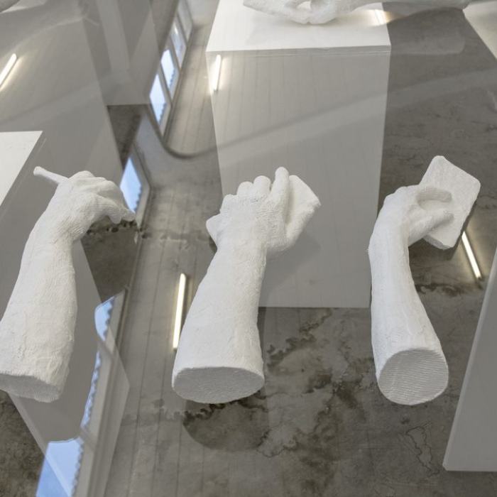 Hélène Pillonel (Bachelor)
Slide to unlock, 2020, installation, bandes plâtrées, bois et plexiglas, dimensions variables, 6 socles 80 x 40 x 80 cm
Hélène Pillonel est née en 1996 à Estavayer-le-Lac. Elle travaille à Estavayer-le-Lac et à Cheyres. Hélène Pillonel (Bachelor)
Slide to unlock, 2020, installation, bandes plâtrées, bois et plexiglas, dimensions variables, 6 socles 80 x 40 x 80 cm
Hélène Pillonel est née en 1996 à Estavayer-le-Lac. Elle travaille à Estavayer-le-Lac et à Cheyres.