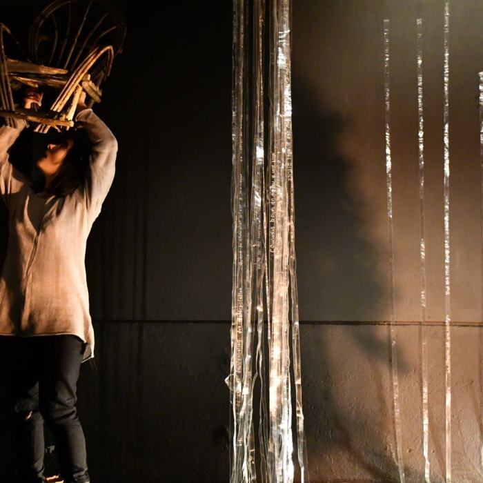 Anne Neuenschwander (Bachelor)
Voilà combien de jours voilà combien de nuits, 2020, performance, chant, scotch ménager, fil de couture, chaise en noisetier, moustiquaire, feuilles, fleurs, cire, (stéarine), colle chaude, 20’
Anne Neuenschwander est née en 1997 à Villars-sous-Yens. Elle travaille à La Chaux-de-Fonds. Anne Neuenschwander (Bachelor)
Voilà combien de jours voilà combien de nuits, 2020, performance, chant, scotch ménager, fil de couture, chaise en noisetier, moustiquaire, feuilles, fleurs, cire, (stéarine), colle chaude, 20’
Anne Neuenschwander est née en 1997 à Villars-sous-Yens. Elle travaille à La Chaux-de-Fonds.