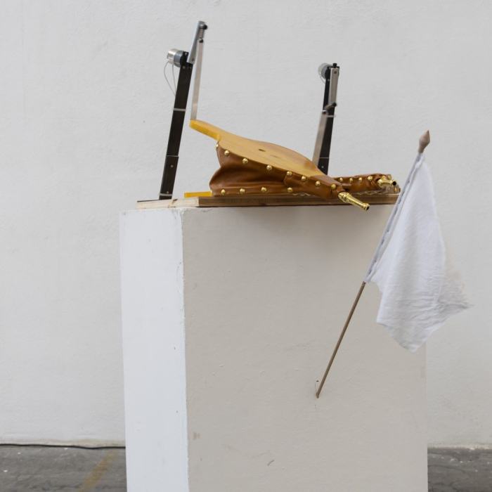 Samuel Georgy (Bachelor)
An Angel, 2020, installation, 2 moteurs, métal, bois, cuir, tissu, écran et briques, 230,5 x 58 x 115 cm
Samuel Georgy est né en 1994 au Caire (Egypte). Samuel Georgy (Bachelor)
An Angel, 2020, installation, 2 moteurs, métal, bois, cuir, tissu, écran et briques, 230,5 x 58 x 115 cm
Samuel Georgy est né en 1994 au Caire (Egypte).