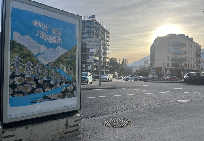 Grave dans mon cœur, travail d’Alessandro Ferrari & Lyna Beggah affiché à Sion. Photo: Horizon Grave dans mon cœur, travail d’Alessandro Ferrari & Lyna Beggah affiché à Sion. Photo: Horizon