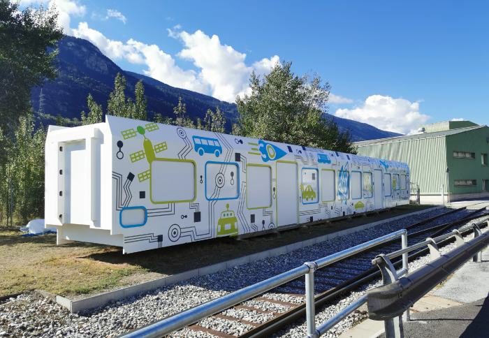 Jessie Meillard, élève graphiste, nouvel habillage d’un wagon de train de Constellium Valais SA, 2020, photo : DR Jessie Meillard, élève graphiste, nouvel habillage d’un wagon de train de Constellium Valais SA, 2020, photo : DR