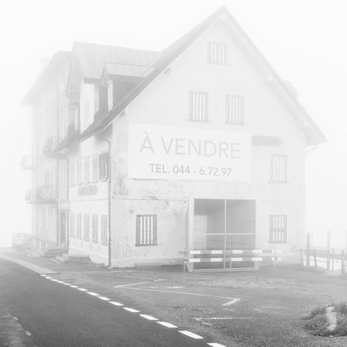 Vue sur l’oeuvre À vendre de Guillaume Bijl, Hotel Furkablick, 2024
Photo © Koehle/Vermot Vue sur l’oeuvre À vendre de Guillaume Bijl, Hotel Furkablick, 2024
Photo © Koehle/Vermot