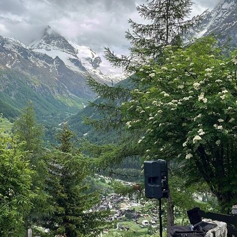 Enregistrement sonore et test de diffusion, Val d’Hérens (2025)
Photo: Romain Iannone Enregistrement sonore et test de diffusion, Val d’Hérens (2025)
Photo: Romain Iannone